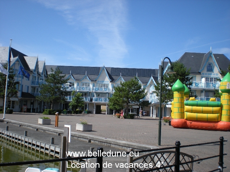 Le batiment La Place à Belle Dune face à l'Aquaclub